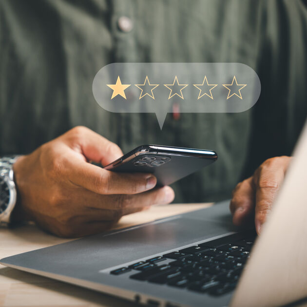 Er komt een melding van een review binnen op een mobiel.