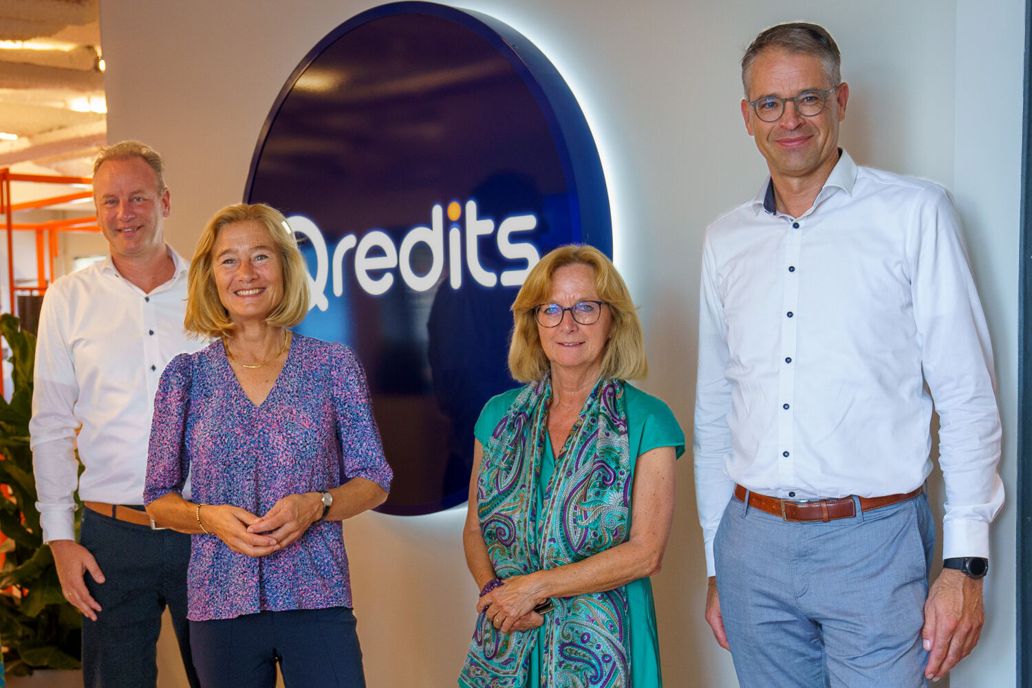 Minister Adriaansens staat voor Qredits logo