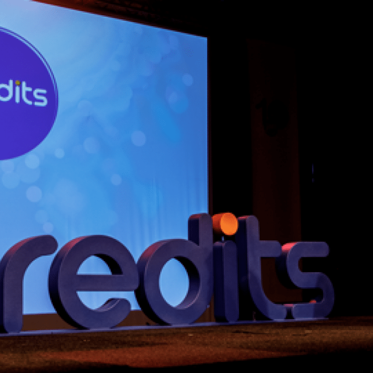 Podium met letters van Qredits erop.