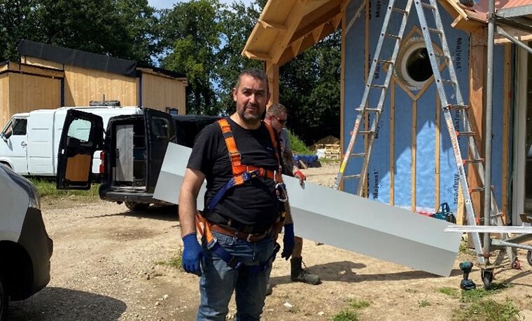 Man staat buiten bij de bouw van een huis.