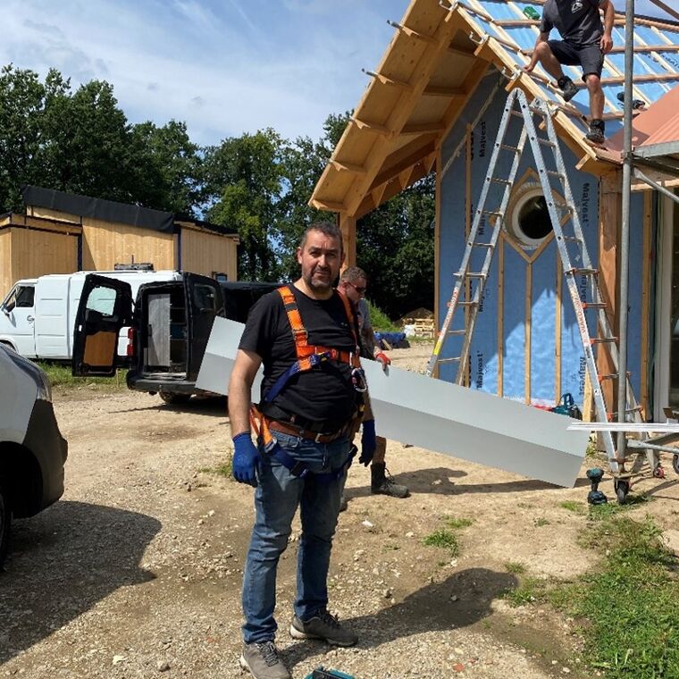 Man staat buiten bij de bouw van een huis.