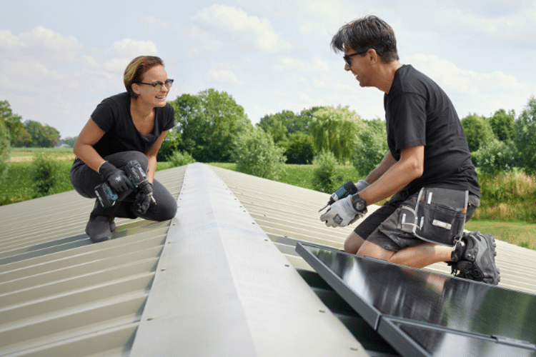 vrouw-en-man-leggen-zonnepanelen-neer