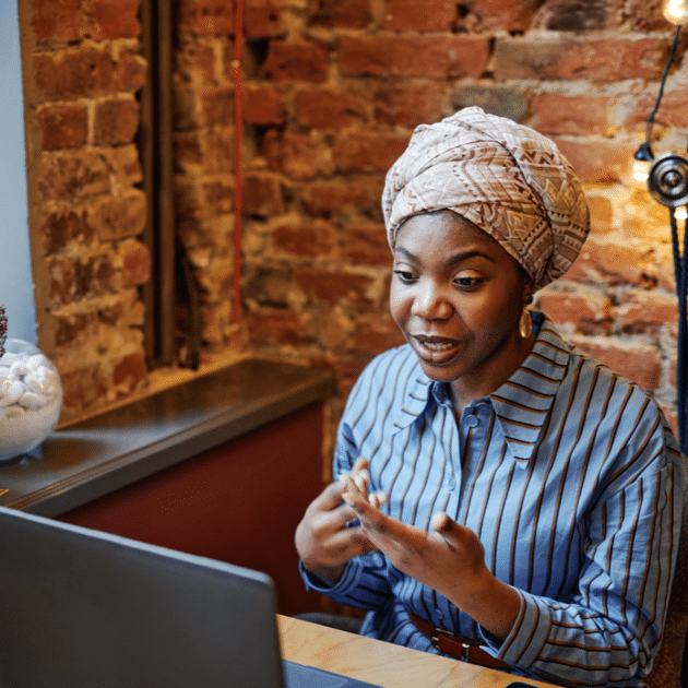 Een kredietklant die meer informatie wil over de verschillende tarieven