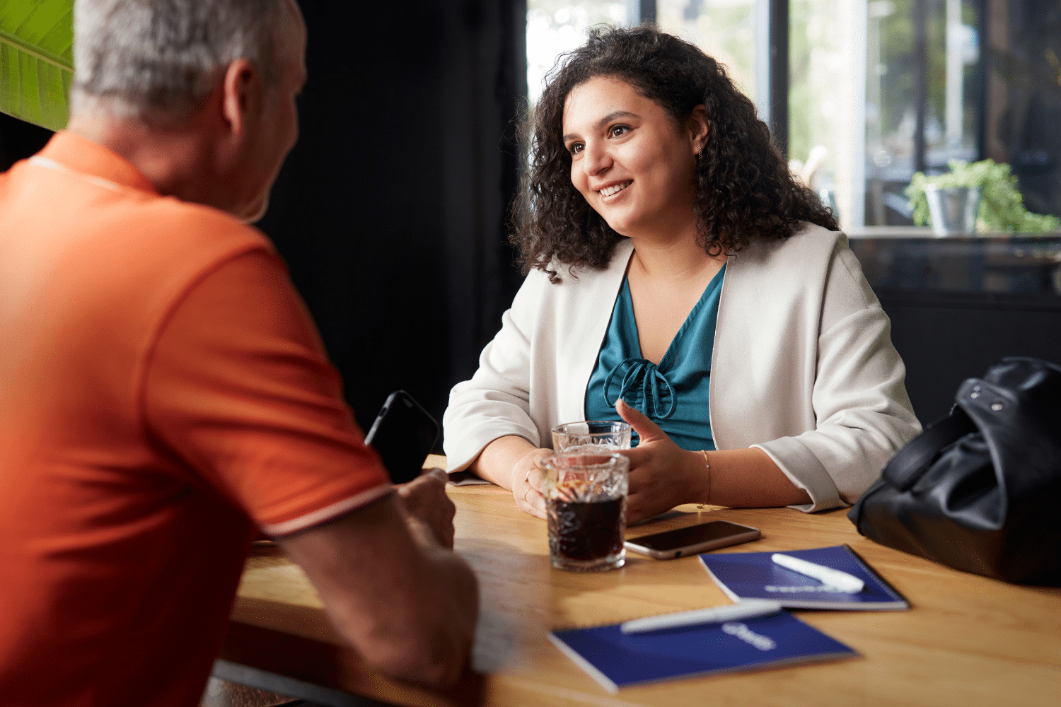 vrouw heeft een leuk coachingsgesprek met Qredits coach