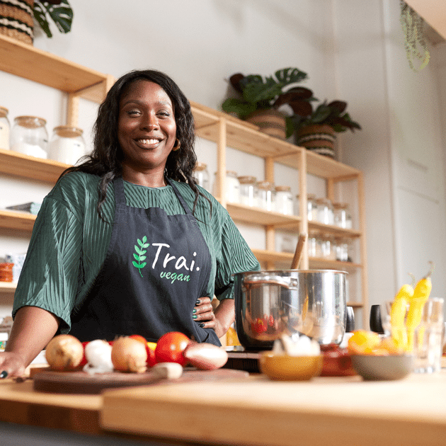 Vrouw is aan het koken en wacht op het eten