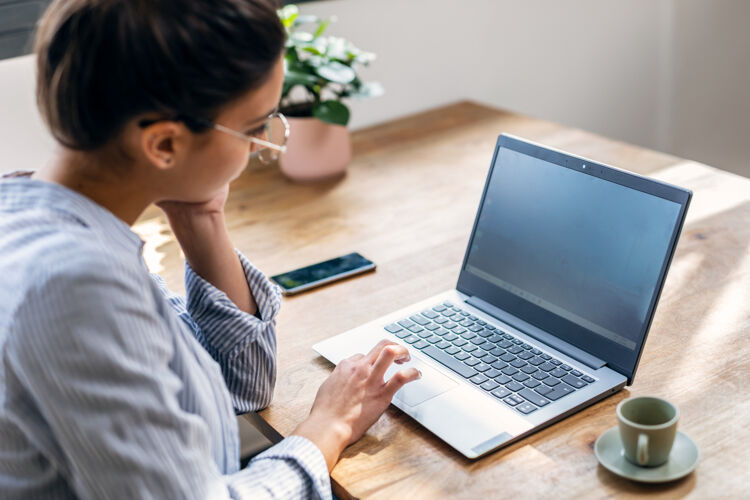 vrouw-kijkt-denkend-naar-laptop