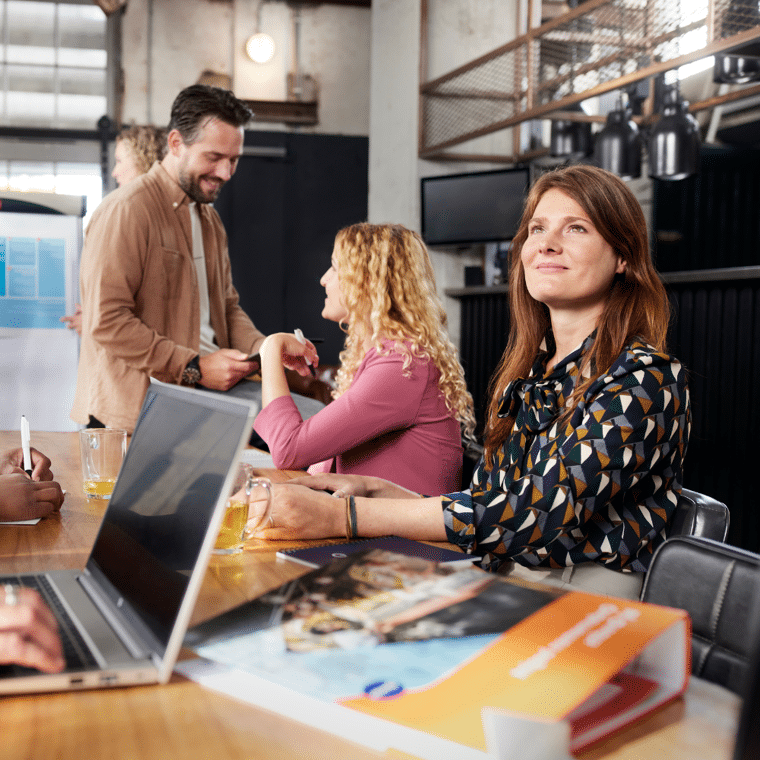 een vrouw ziet haar nieuwe onderneming voor zich na een zakelijke training