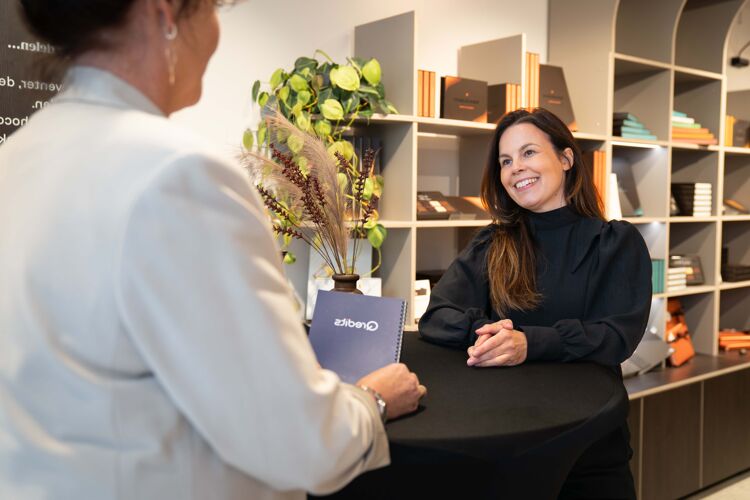 vrouw-lacht-in-gesprek-qredits-schrift-chocolate-stories