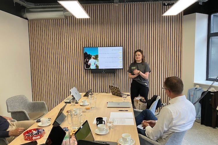 vrouw-presenteert-startup-fonds
