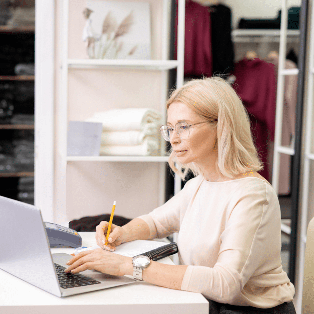Een vrouw volgt een webinar over zakelijke kredieten