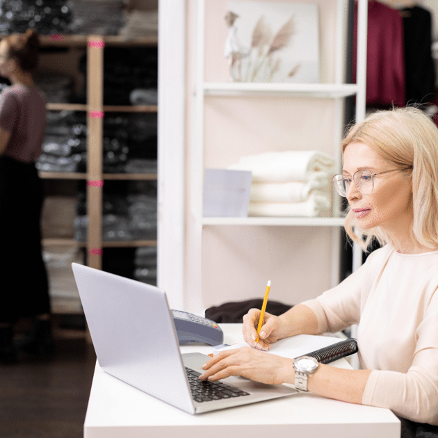Een vrouw volgt een webinar over zakelijke kredieten