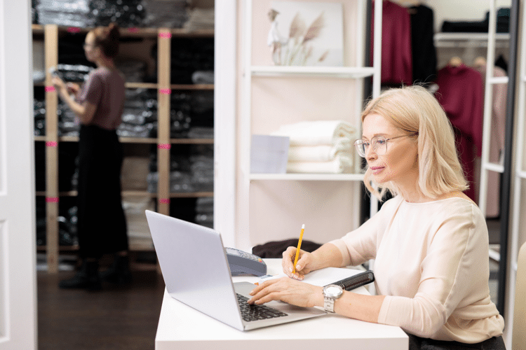 Een vrouw volgt een webinar over zakelijke kredieten