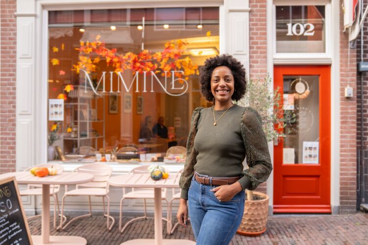 vrouw-staat-voor-pand-mimine