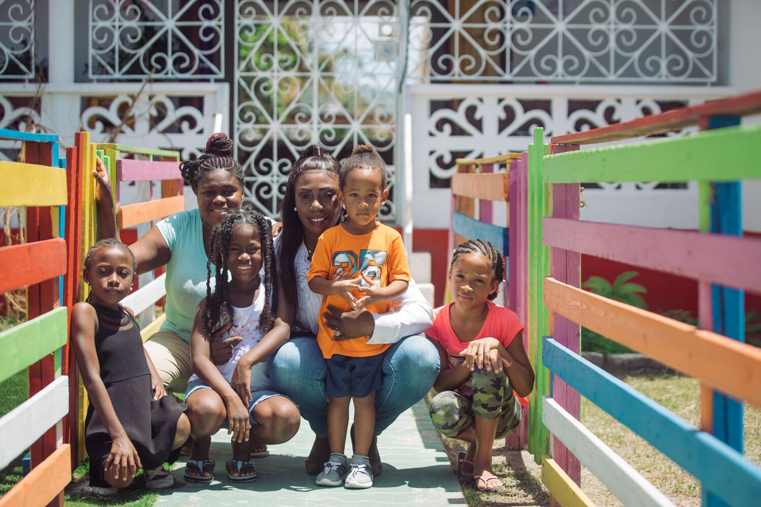 groep kinderen met volwassen vrouw in Sint Maarten