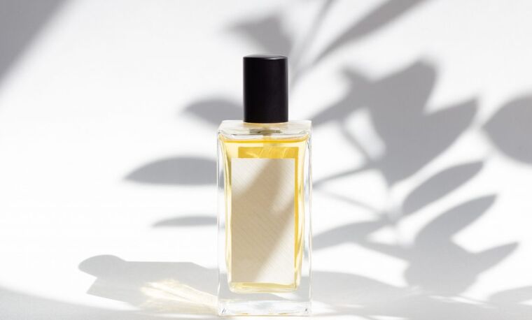 Een potje parfum met een wit etiket. 