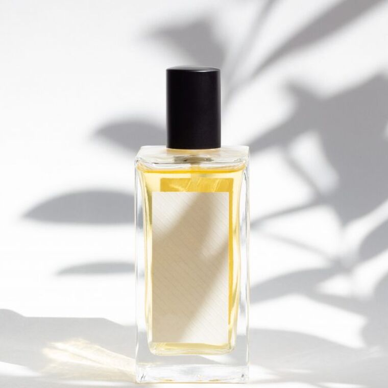 Een potje parfum met een wit etiket. 