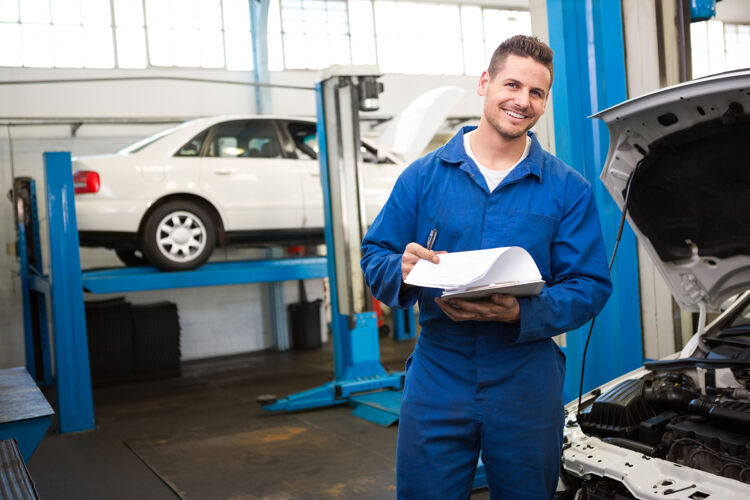 lachende-man-naast-auto