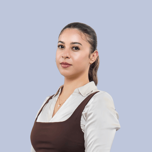 medewerker qredits Lakijsha Bloeiman blauwe jurk