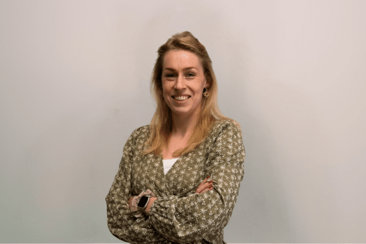 qredits-medewerker-in-groene-blouse