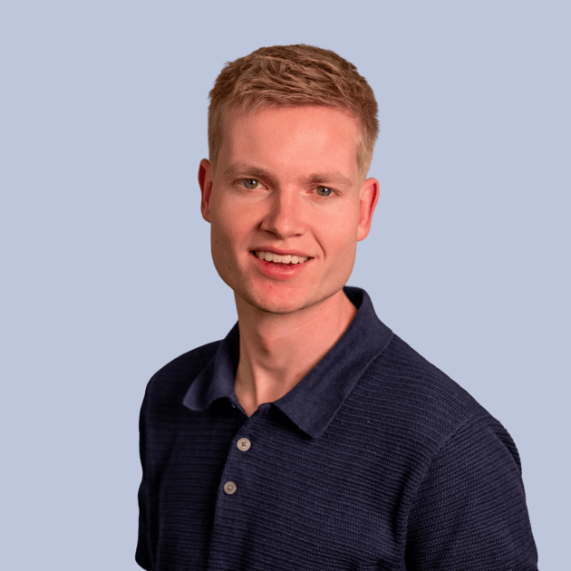 medewerker Qredits Lennart Boeringa man in blauw shirt voor grijze achtergrond