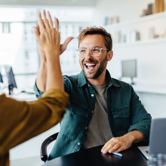 man en vrouw geven elkaar high five