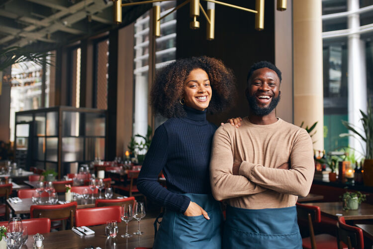 Man en vrouw in restaurant