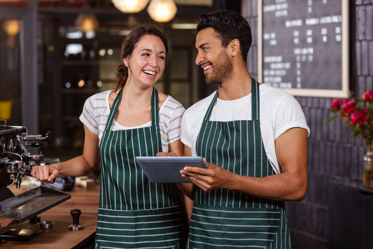 man-en-vrouw-kijken-lachend-naar-elkaar