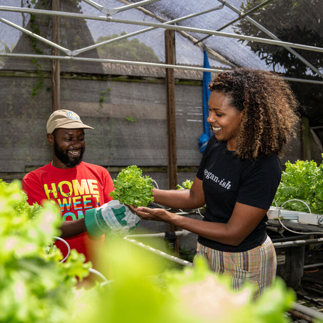 tuinders-in-kas-met-klanten