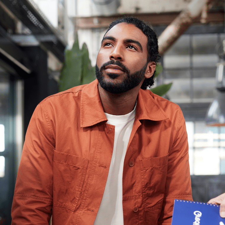 tijdens een training van qredits denkt een man diep na