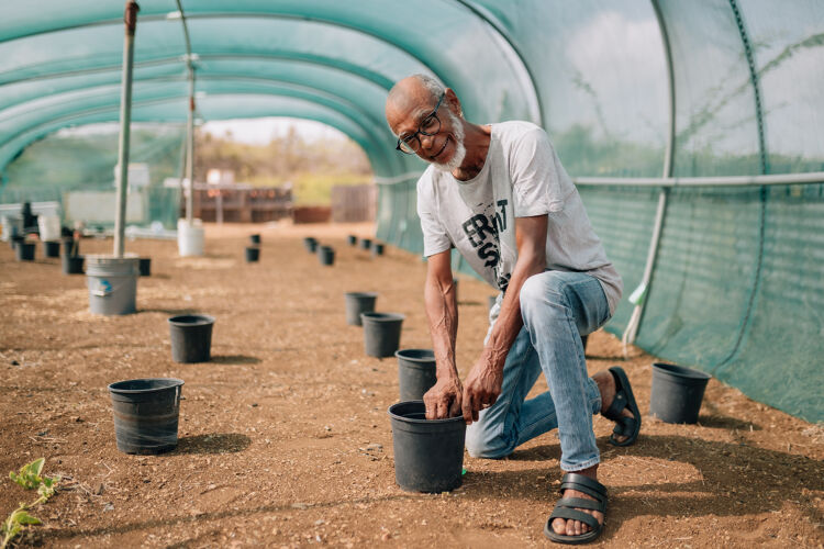 een man legt een moestuin aan die is gefinancierd door qredits