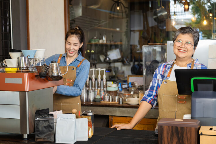 moeder-en-dochter-achter-de-bar-in-koffiezaak