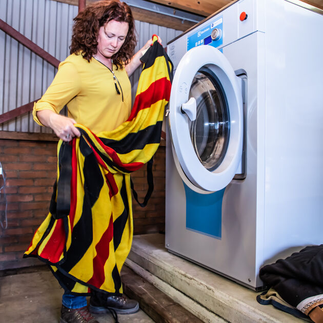 vrouw haalt was uit de wasmachine