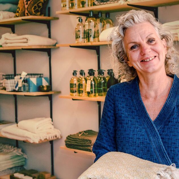 Vrouw in blauw shirt toont handdoek