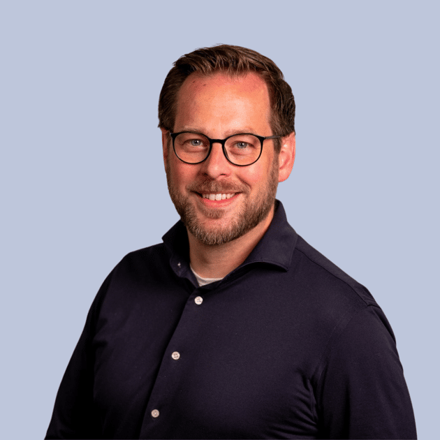 medewerker Rik Boersma Qredits man in wit shirt voor grijze achtergrond
