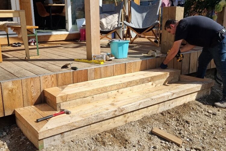 Man is aan het werk als timmerman buiten