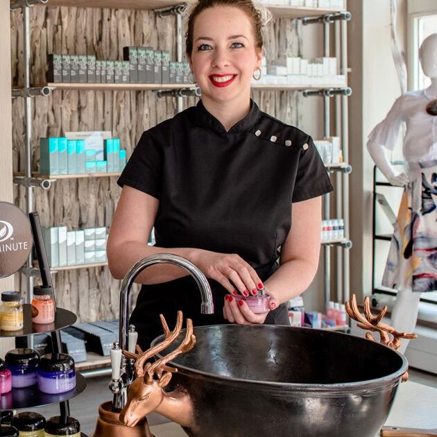 vrouw in zwart shirt bezig met schoonheidsproducten