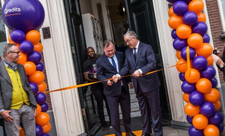 Burgemeester Aboutaleb knipt een oranje lintje door bij de opening van het nieuwe kantoorpand in Rotterdam.