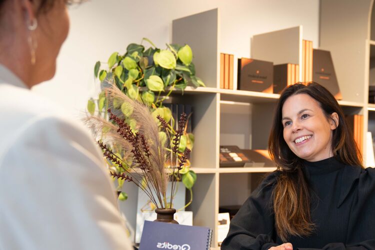 Vrouw lacht in gesprek Chocolate Stories.