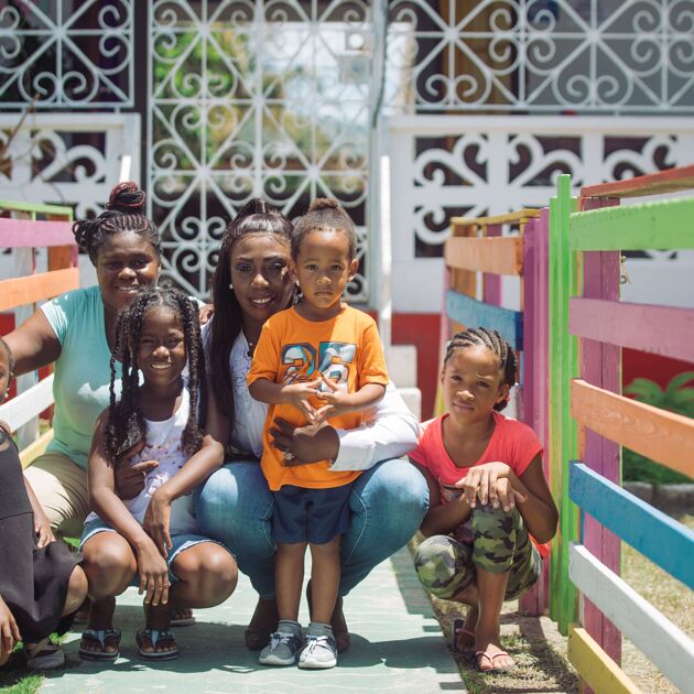 groep kinderen met volwassen vrouw in Sint Maarten