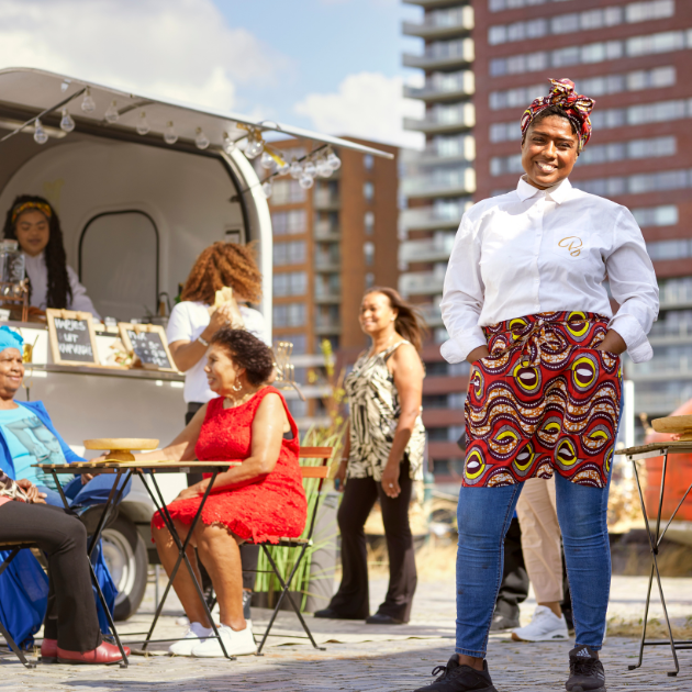 een vrouw is erg trots op haar foodtruck