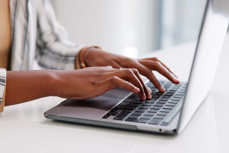 vrouw-typt-op-laptop
