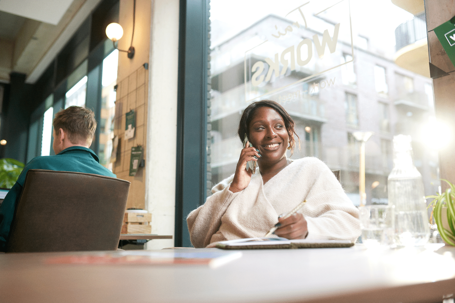Vrouw zit en is aan het bellen