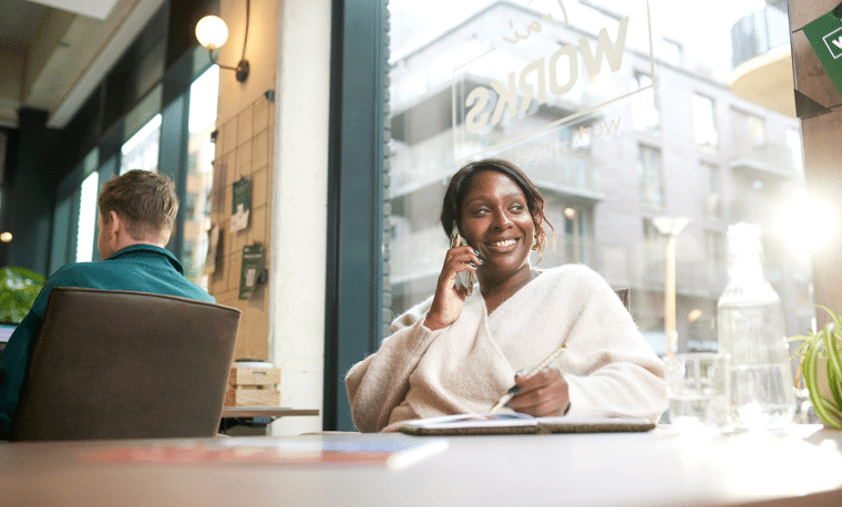 Vrouw zit en is aan het bellen