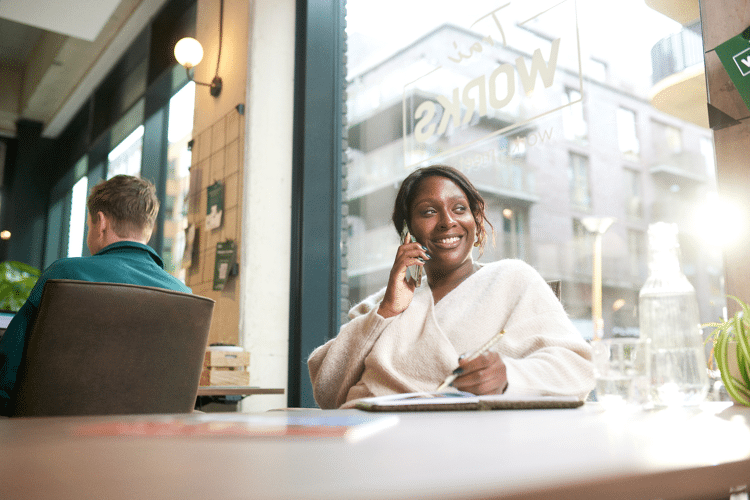 Vrouw zit en is aan het bellen