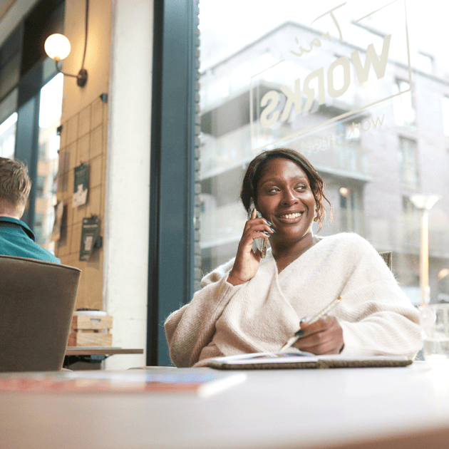 Vrouw zit en is aan het bellen