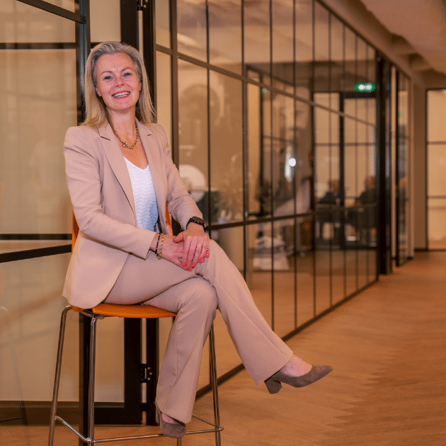 Medewerker Qredits zit op een stoel in de hal