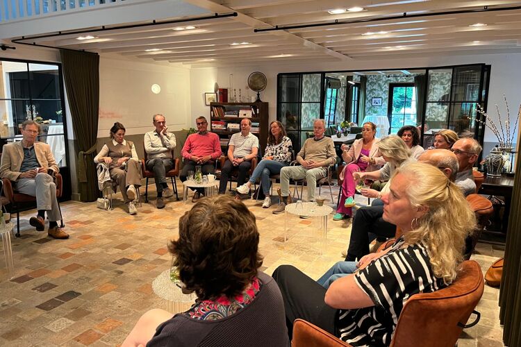 groep-mensen-in-kring