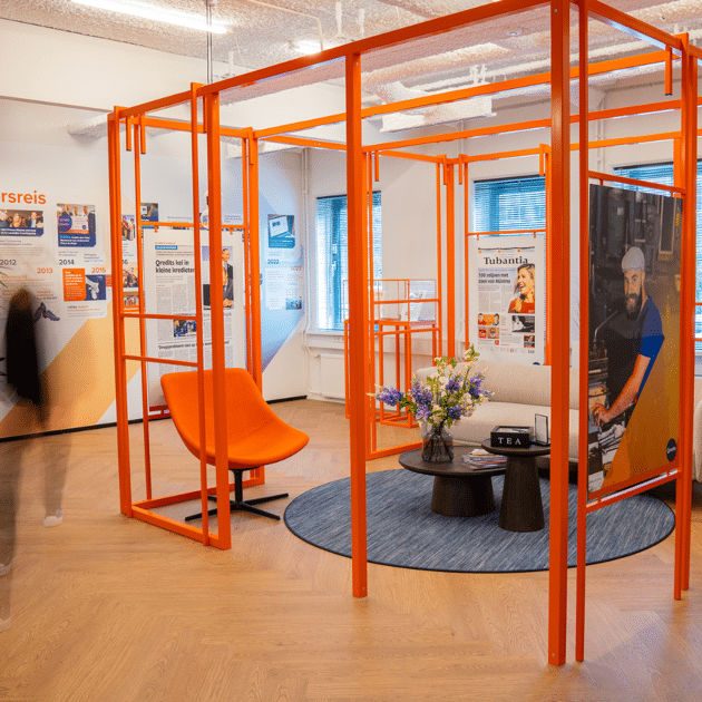 Receptie Qredits met oranje balken 
