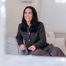 Jamie-sanders-kijkt-lachtend-naar-buiten
