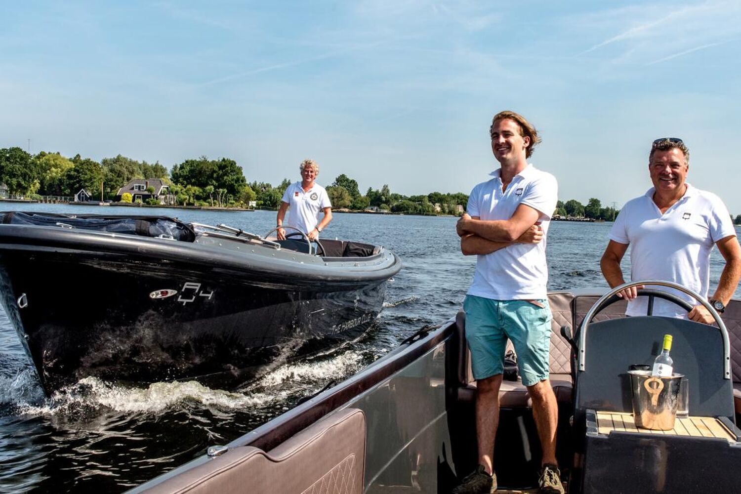 Ondernemers Coen van den Heuvel en Arnold Krechting beiden op een boot varend op het water.